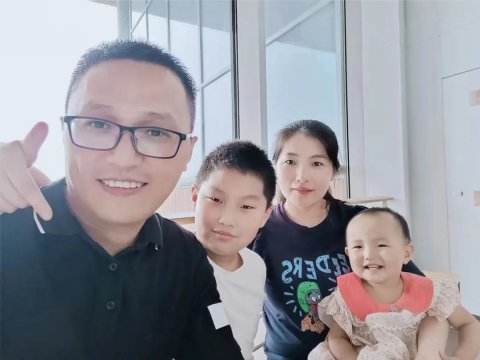 瓢潑大雨中，濟寧能源一職工用愛為孩子照亮回家路