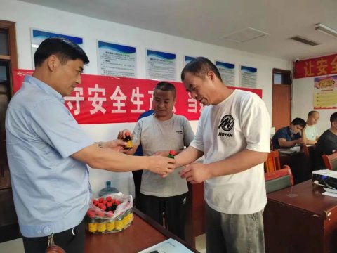 鯤鵬公司丨為霄云項目部職工發放防暑藥品