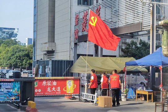 濟寧能源組織黨員干部以戰斗姿態筑牢社區疫情“防火墻”