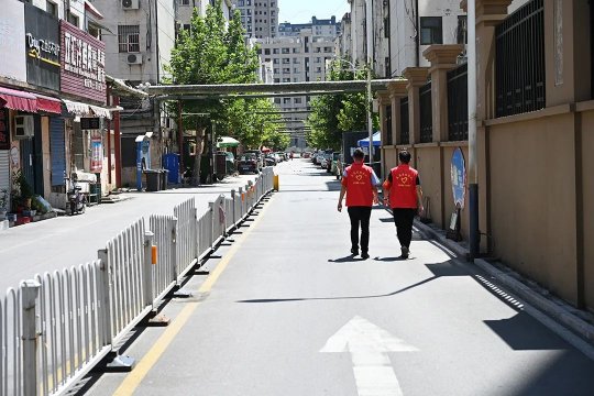 戰疫在社區丨一天30000步！守護菱花小區中心街安寧的“逆行人”