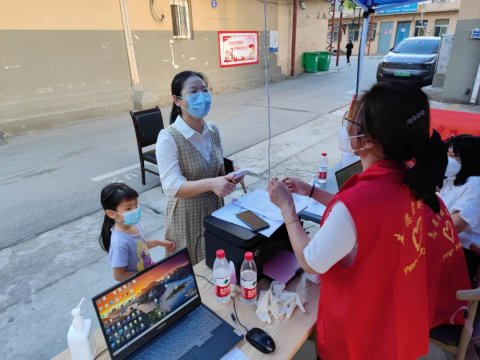 戰疫在社區丨疫情擋不住溫情！他們想方設法保障居民“救命藥”
