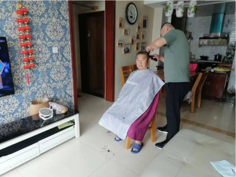 給爸爸理發