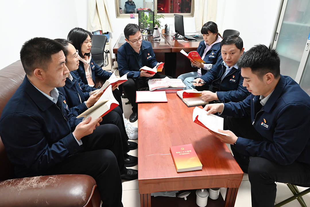 2022年11月6日，運河煤礦辦起“線下小課堂”，黨支部帶領黨員學黨章。（地點：運河煤礦，拍攝：徐秀嬌）.jpg