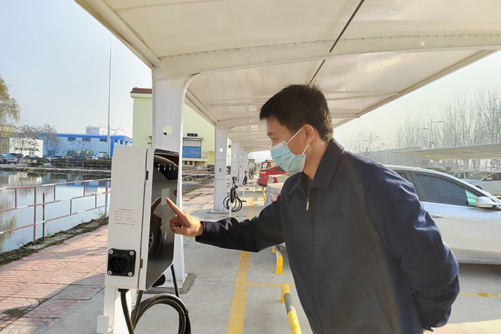 義橋煤礦新建新能源便捷式充電樁車位36個，配備充電基礎設施的比例達到了公共車位數量的11.3%，解決了充電難的問題。（地點：義橋煤礦，拍攝：湯楠楠）1.jpg