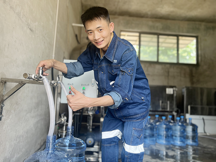 義橋煤礦為呵護職工健康安全，安設凈化水設備讓下井職工喝上了放心水。（地點：義橋煤礦，拍攝：高娜娜）.jpg