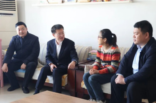 王崇景帶隊走訪慰問集團公司困難黨員、困難群眾