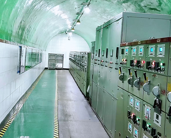 在-335水平大巷變電所，放眼望去，一幅干凈整潔的畫面映入眼簾：擦拭一新的巷道墻壁瓷磚潔白無瑕，間隔有序的照明燈將整條巷道照耀得通明如晝。圖為變電所現狀。.jpg