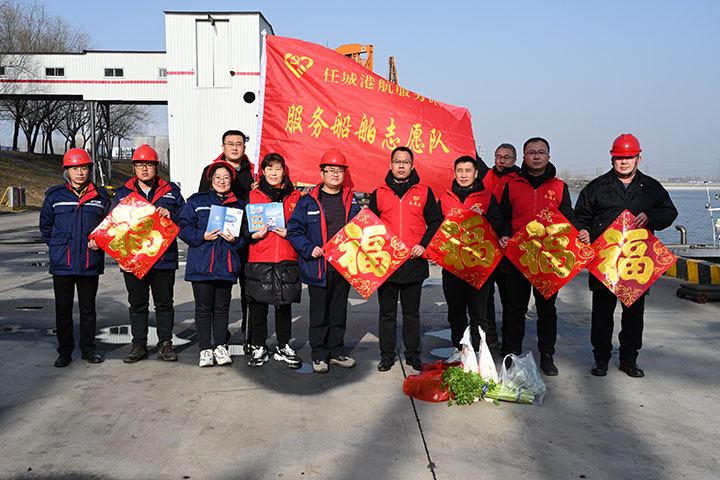 2023年1月19日，任城港航服務站與躍進港聯合為船員送“節禮”（地點：躍進港 拍攝“宮銘） (4).jpg