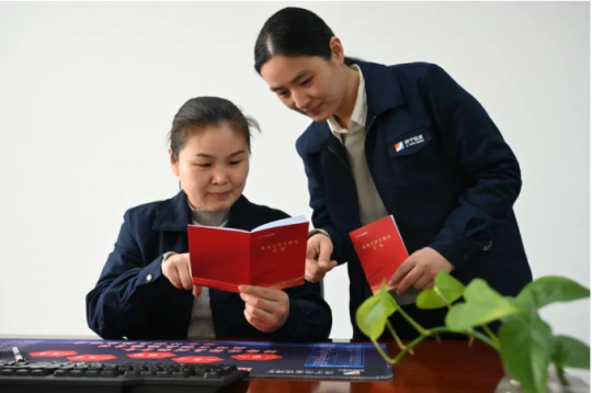 金橋煤礦丨提煉匯編關鍵詞“口袋書” 為職工高效“充電”