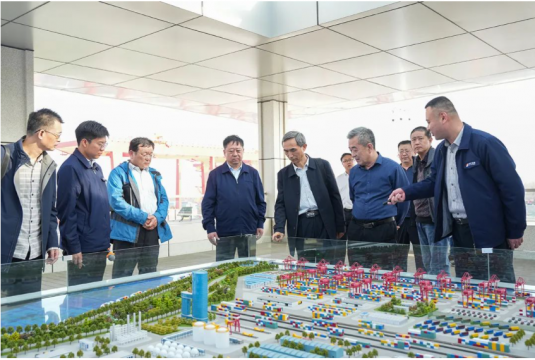 20多名濟寧文化名家走進濟寧能源，感受現代港航物流產業蓬勃動力