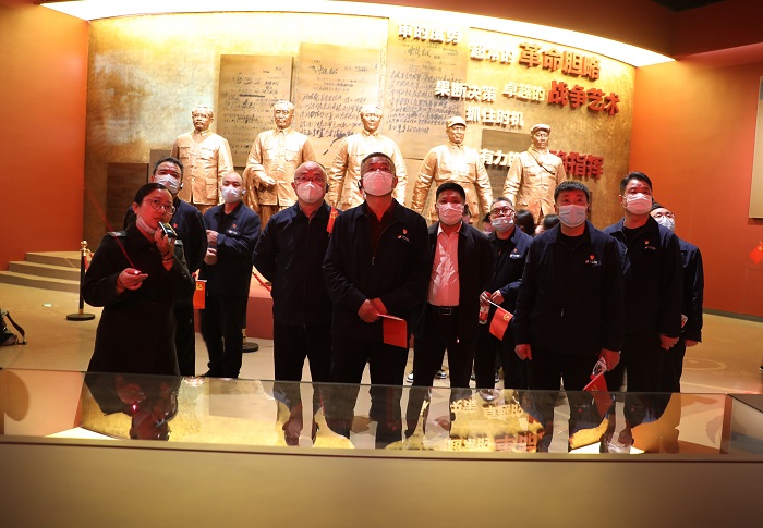 3月30日，濟寧能源花園煤礦組織開展“樹牢政治意識 對黨絕對忠誠”主題黨日活動。圖為黨員在淮海紀念館進行現場教學。（地點：淮海戰役紀念館 攝影：仇文）.JPG