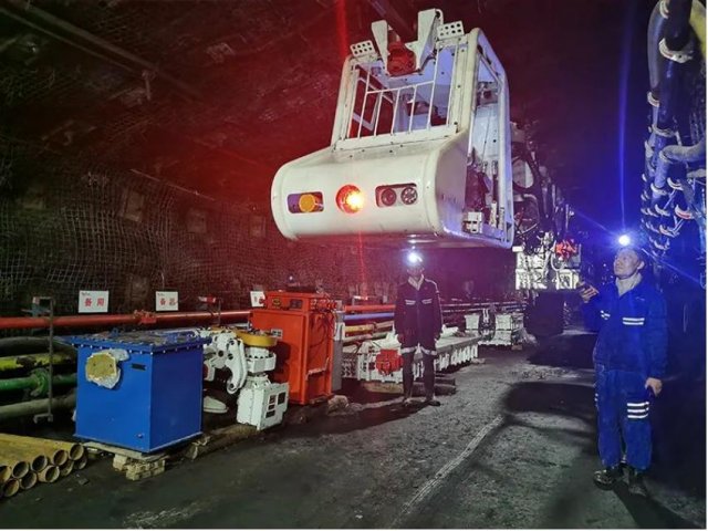 霄云煤礦開創純電動單軌吊大傾角運輸重物先例