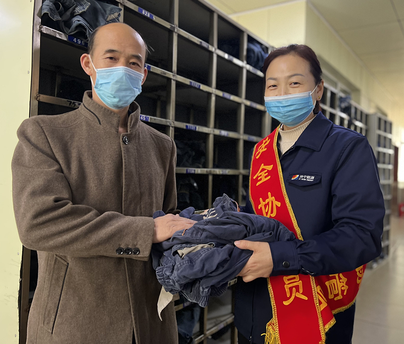 2023年3月，女工協管為職工縫補衣服。（地點：義橋煤礦，拍攝：梁益慶）_副本.jpg