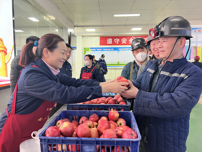 2023年2月，義橋煤礦女工協管員為下井職工送平安果。（地點：義橋煤礦，拍攝：梁益慶）_副本.jpg