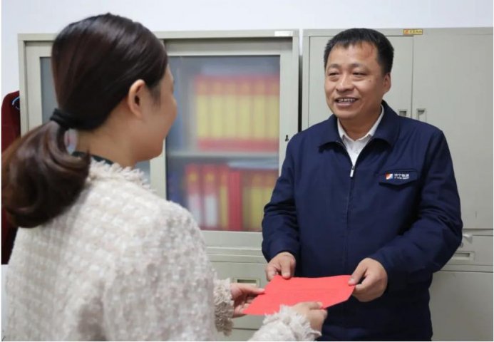 危急時刻他張開雙臂！運河煤礦這名職工為走失的孩子保駕護航