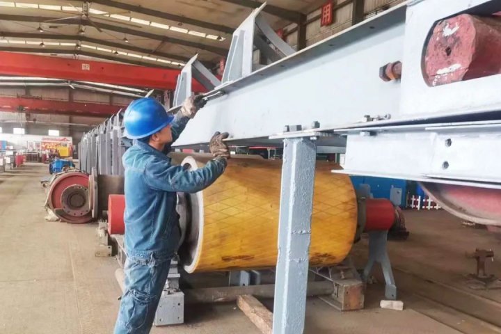 節省材料費十萬元，陽城煤電加工制作拖帶滾筒架
