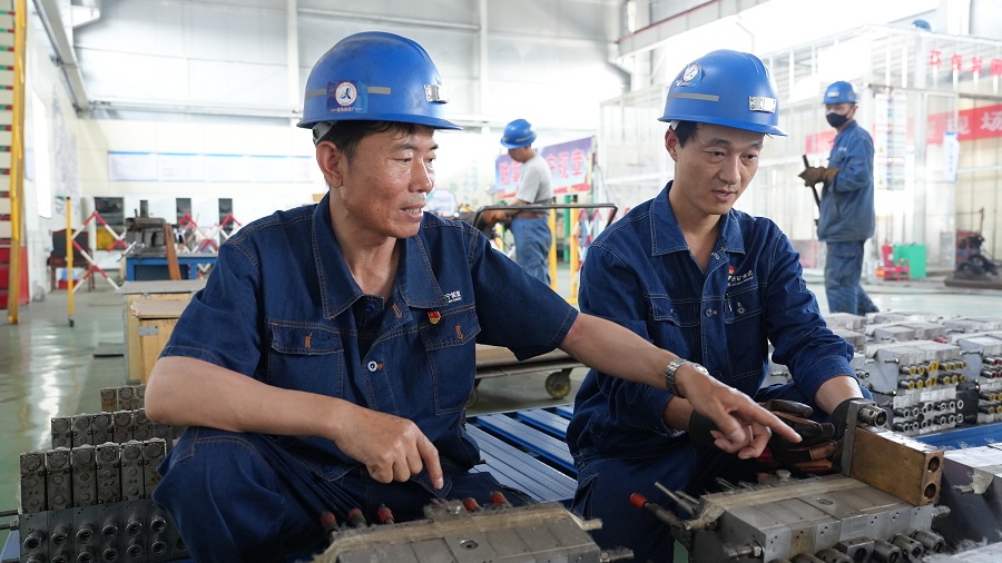 2023年5月，義橋煤礦機修廠黨支部組織黨員展開展維修節約擂臺賽。（地點：義橋煤礦，拍攝：黃靜）1111.jpg