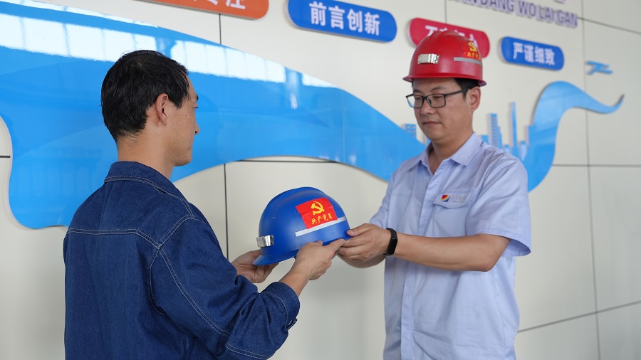 2023年5月，義橋煤礦機修廠為上崗黨員配發印有共產黨員字樣的安全帽。（地點：義橋煤礦，拍攝：黃靜）111.jpg
