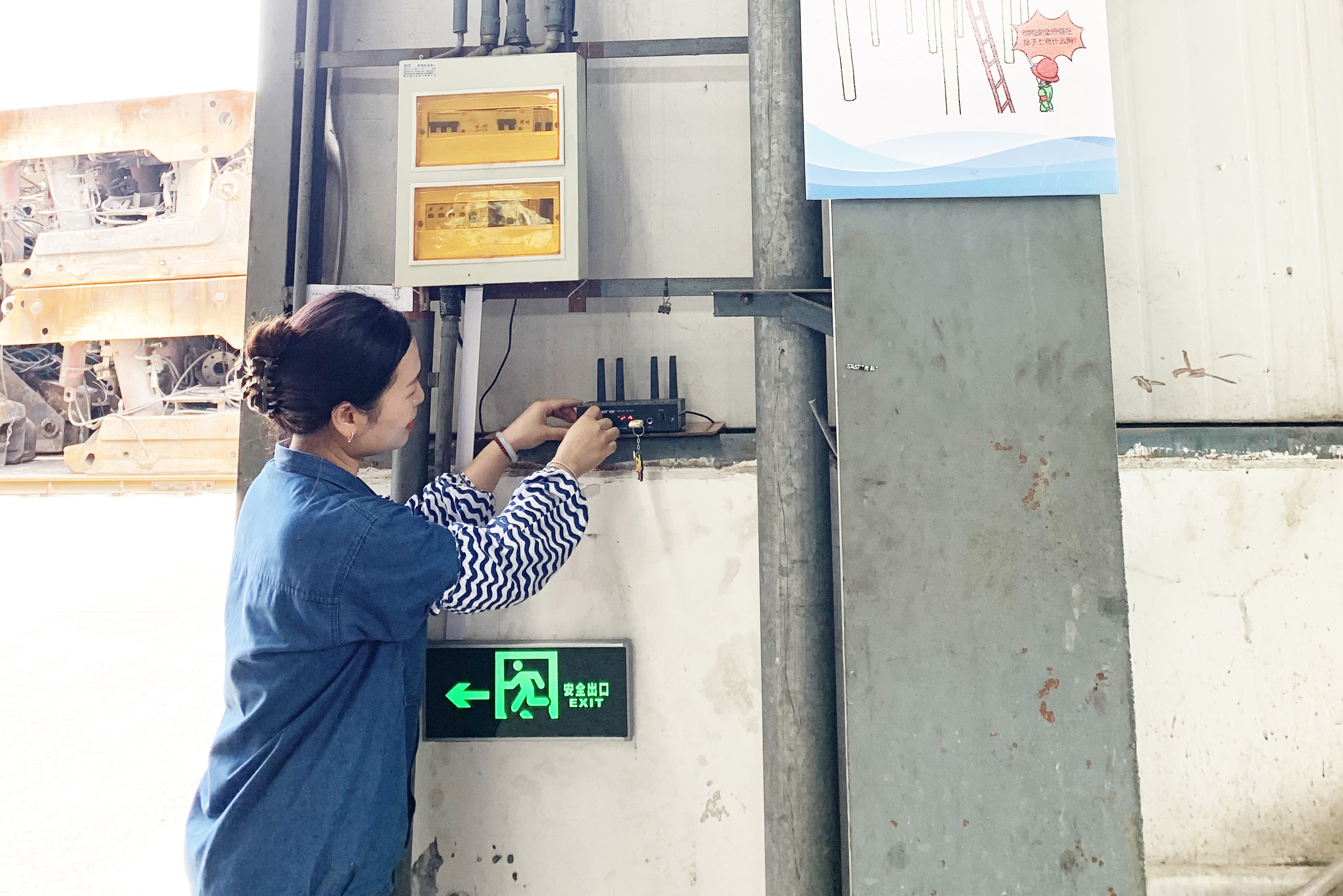 機電修理廠正在播放安全知識各類文件，地點：機電修理廠，拍攝：劉雷.jpg