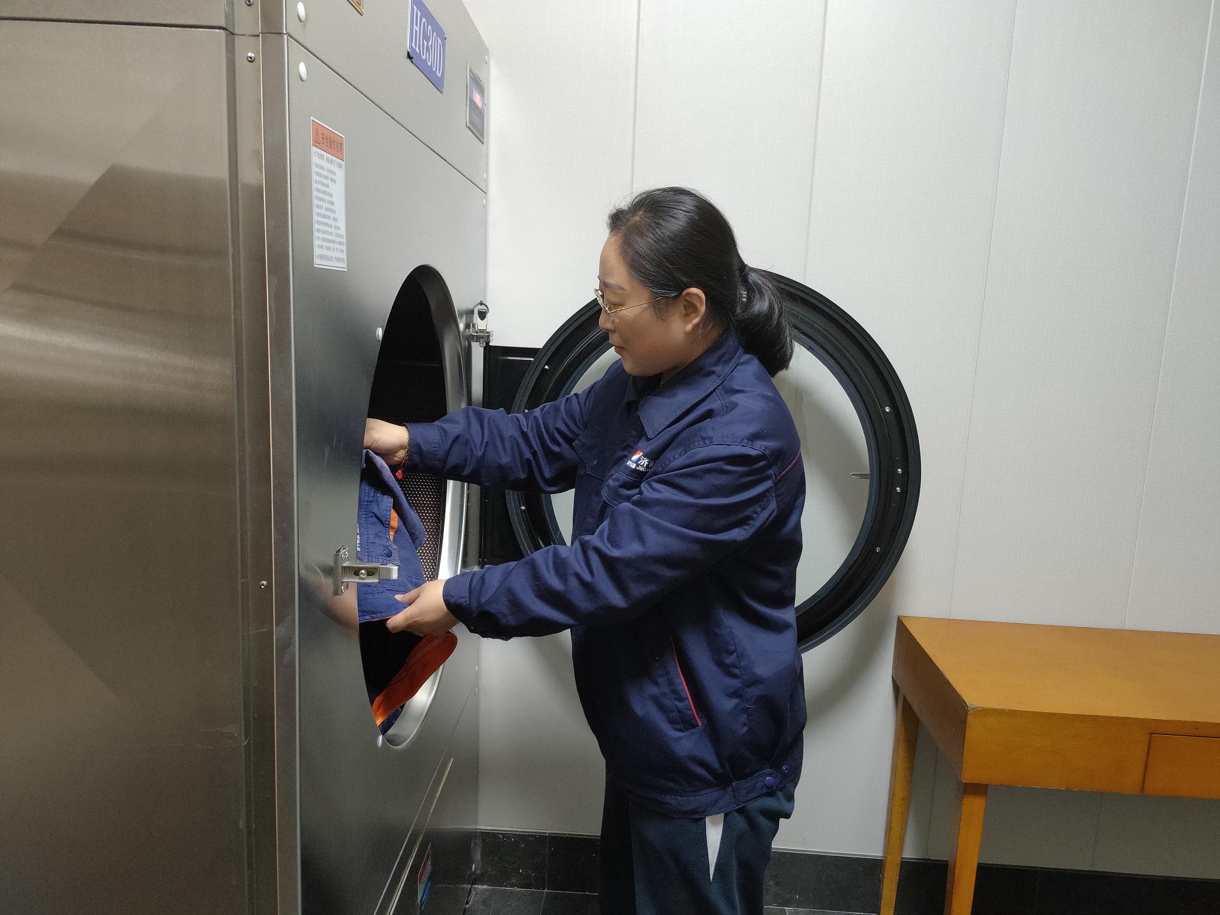2022年11月，躍進港洗衣房投入使用，圖為工作人員操作洗衣機（地點：躍進港 拍攝：陳廣攀）.jpg