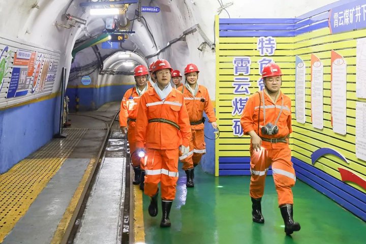王崇景“四不兩直”到霄云煤礦督導檢查工作