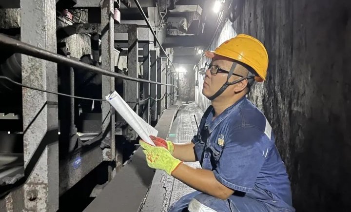 堅守崗位戰高溫，太平港的夏日“最美身影”