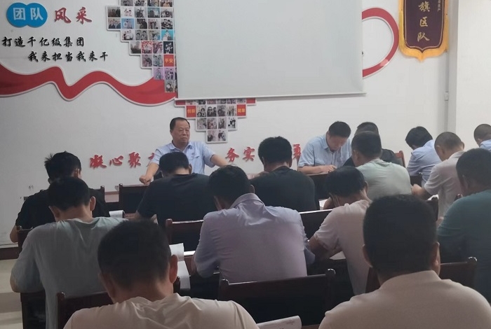 吳德金參加掘進工區班前會.jpg