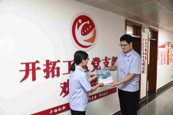 以“黨建”潤人心！霄云煤礦為職工印發黨建“四大匯編”獲好評