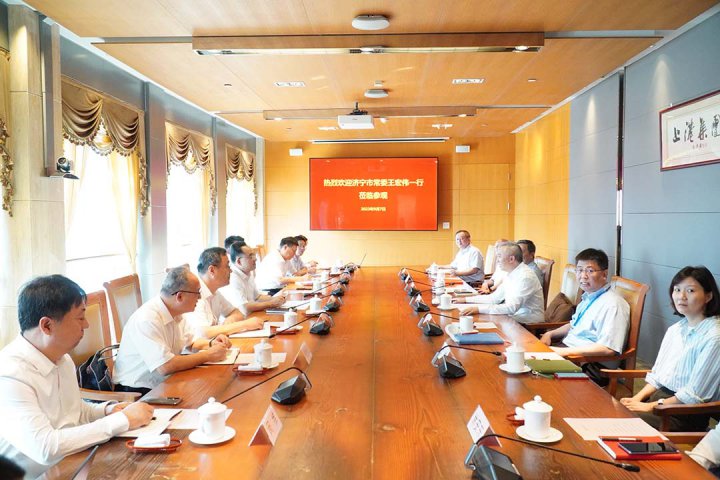 張廣宇陪同市領導到上港集團、遠東宏信走訪交流