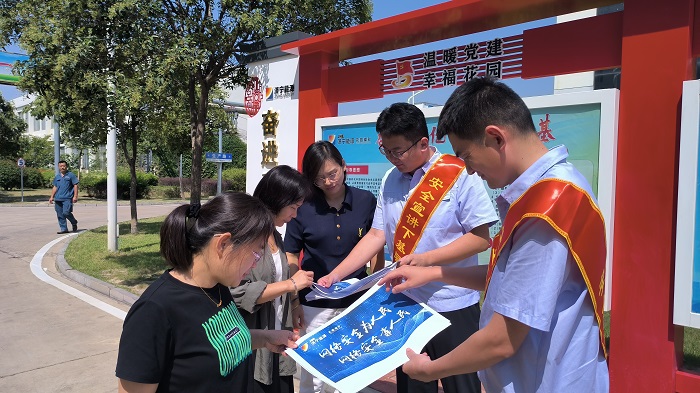 花園煤礦組織開展網絡宣傳周活動。圖為花園煤礦青年志愿者在向過往職工發放活動宣傳海報。（地點：花園煤礦 攝影：仇文）2.jpg