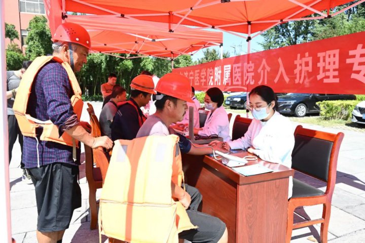 船員在躍進港掛上了附院“專家號”