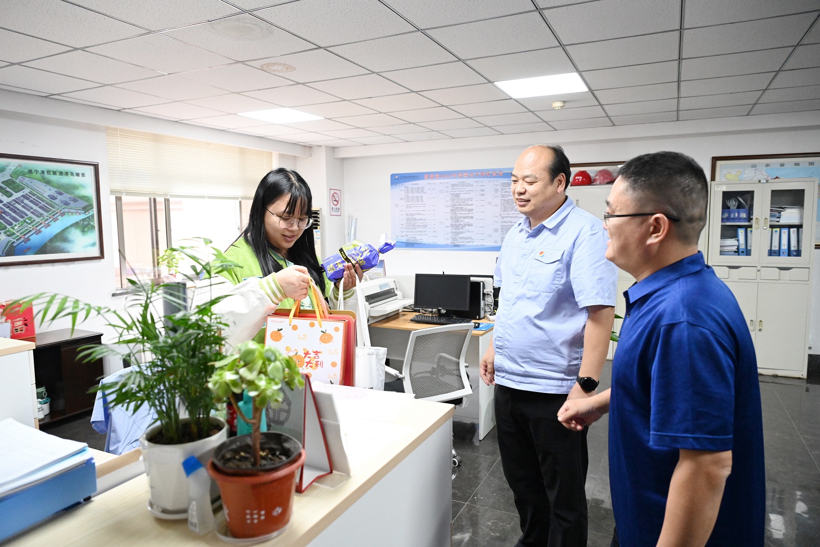 躍進港為外地留守過節員工送溫暖.jpg