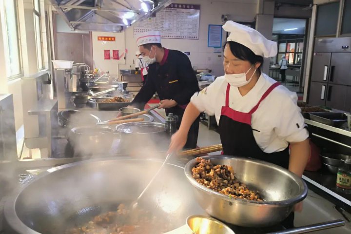 花園煤礦聚焦職工“心”需求，烹飪愛心“陽光餐”