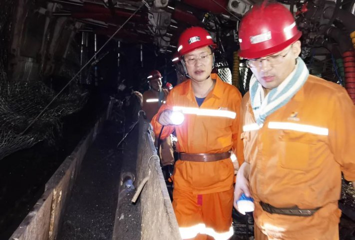 抓實安全管理“最后一公里”！王崇景到霄云煤礦突擊夜查
