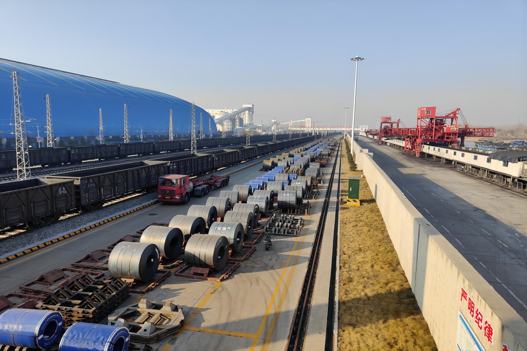 沖刺四季度丨梁山港鋼卷卸車創新高！②（拍攝地點：貨場管理廠 拍攝人：劉學路）.jpg(1).jpg