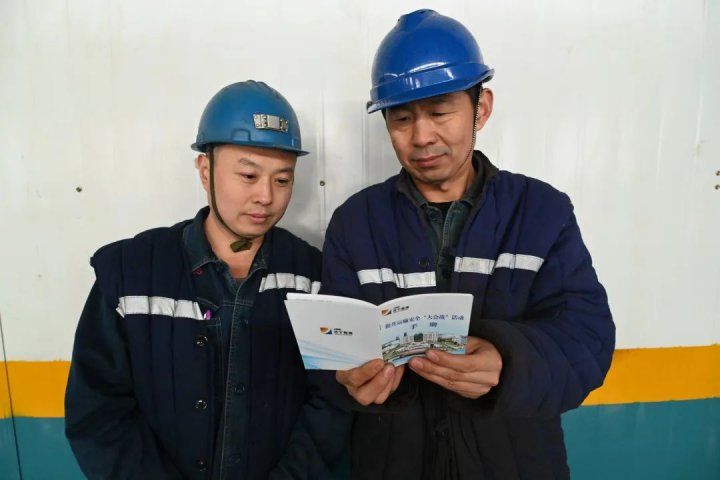 深入推進提升運輸安全“大會戰”！霄云煤礦印發安全操作指南“明白紙 ”獲好評