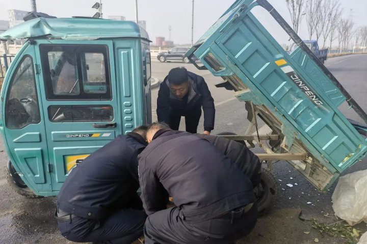 正能量！老人不慎翻車，安居煤礦職工第一時間救起