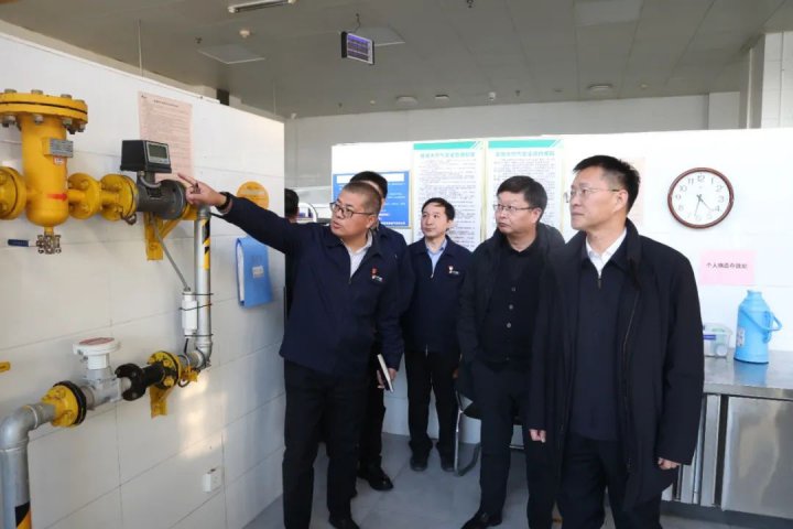 王崇景“四不兩直”到相關企業督導檢查消防安全工作