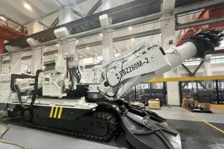 陽城煤礦首臺EBZ260M-2懸臂式掘錨機順利“上崗”