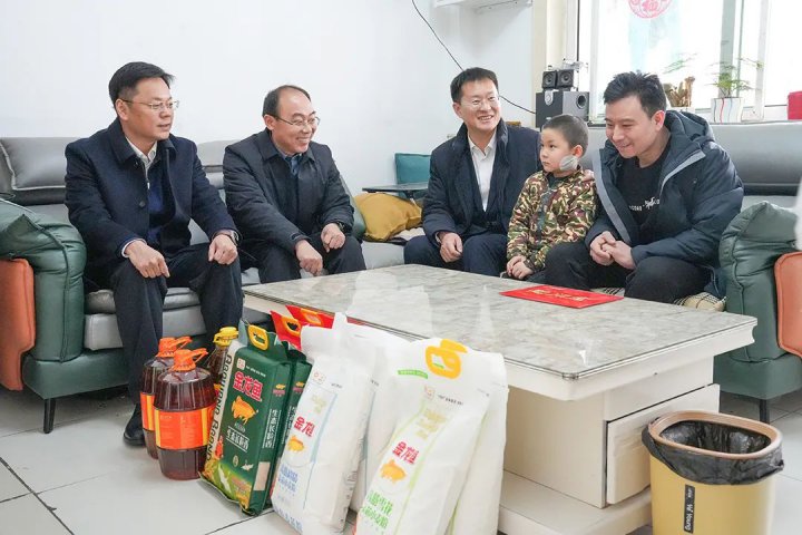 王崇景帶隊走訪慰問困難黨員和困難職工