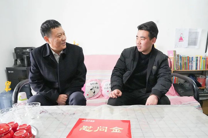 張廣宇帶隊走訪慰問困難黨員和困難職工