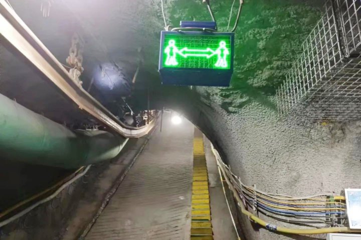 讓創新舉措“遍地開花”，霄云煤礦“大傾角氣動單軌吊”安全運行“出實招”