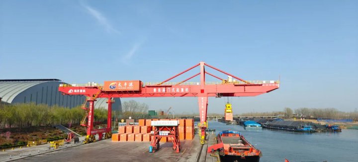 太平港集裝箱石灰石首單業務正式啟動