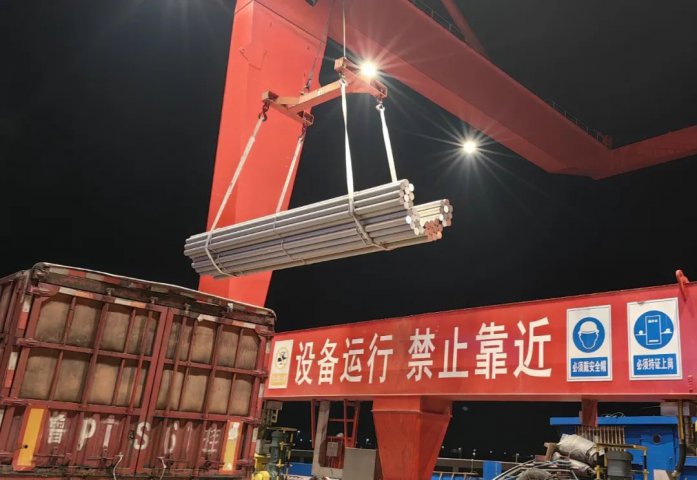 效率提升80%！躍進港簡易鋁棒提升吊具投入使用