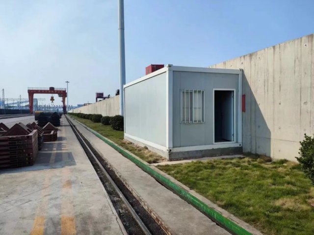 梁山港小小板房，帶來清涼