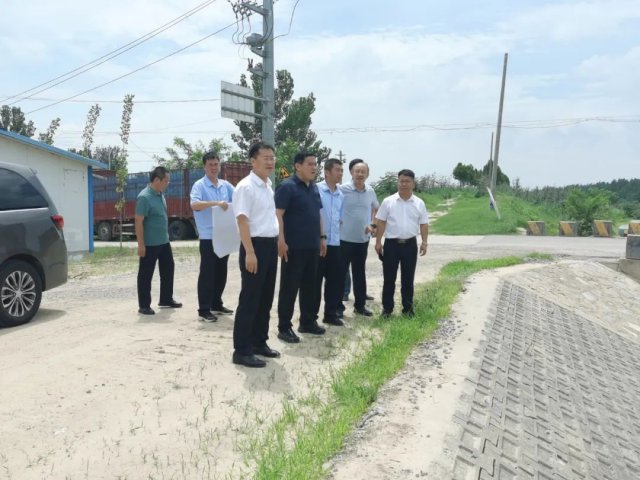 王崇景帶隊到重點項目建設現場督導工作