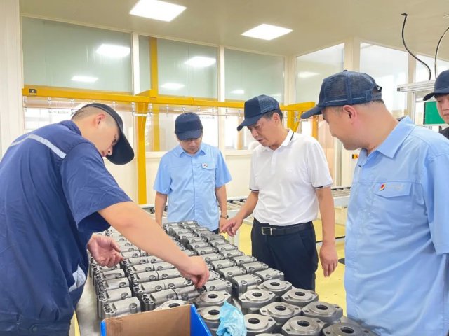 張廣宇到信發液壓檢查指導工作