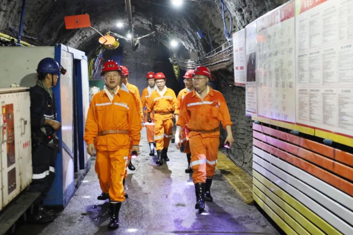 王崇景到運河煤礦檢查指導工作