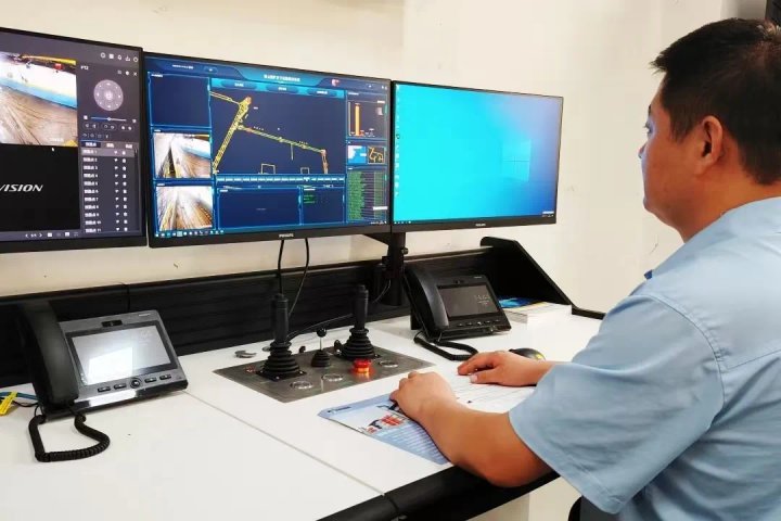 霄云煤礦電機車“無人駕駛”成功運行