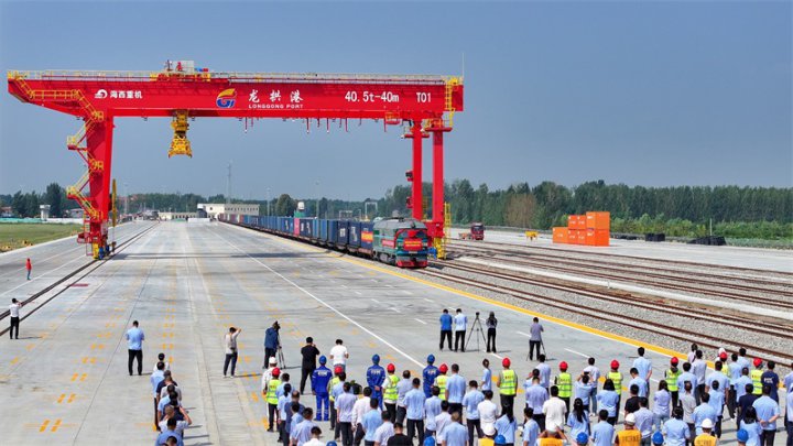 人民網丨山東濟寧：龍拱港鐵路專用線通車運營